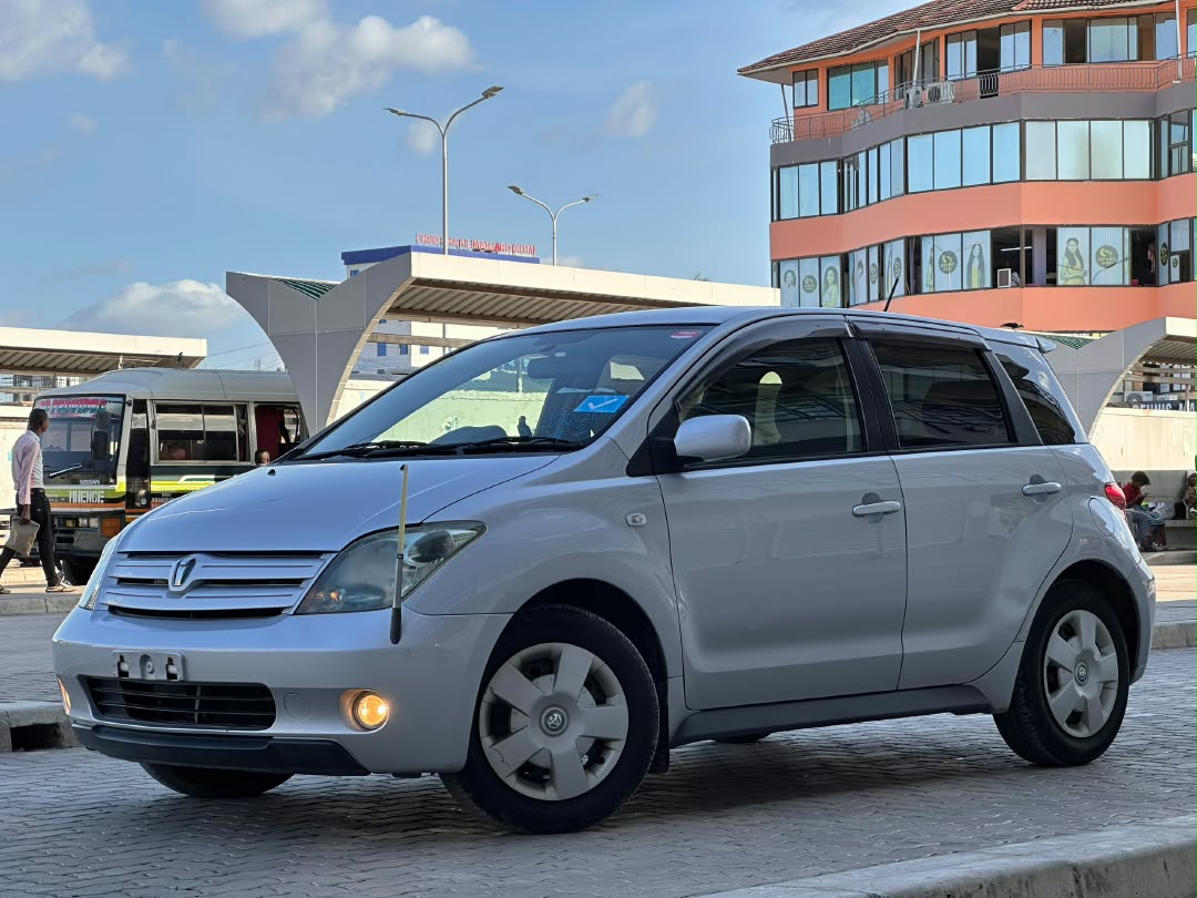 TOYOTA IST thumbnail 3
